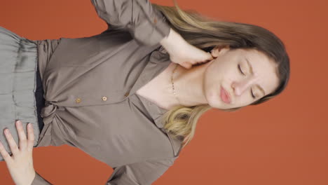 Vertical-video-of-Young-woman-with-neck-pain.